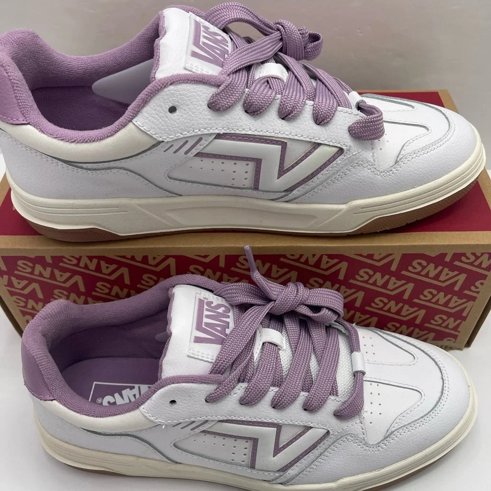 Vans Men’s Upland
Vintage Leather Purple
VN000D1HPRP White and Lavender Sneakers - Picture 2 of 16
